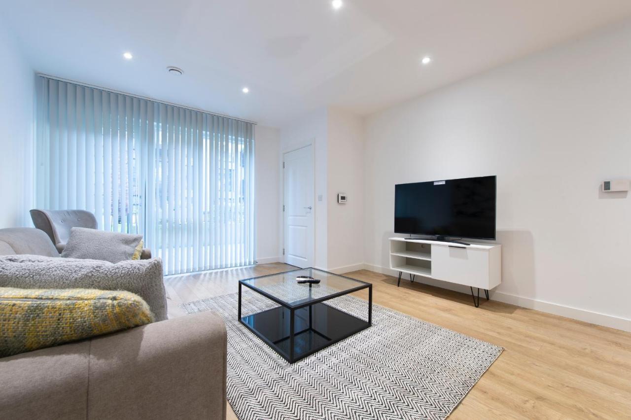 Stunning Luxury 2 Bedroom Apartment *